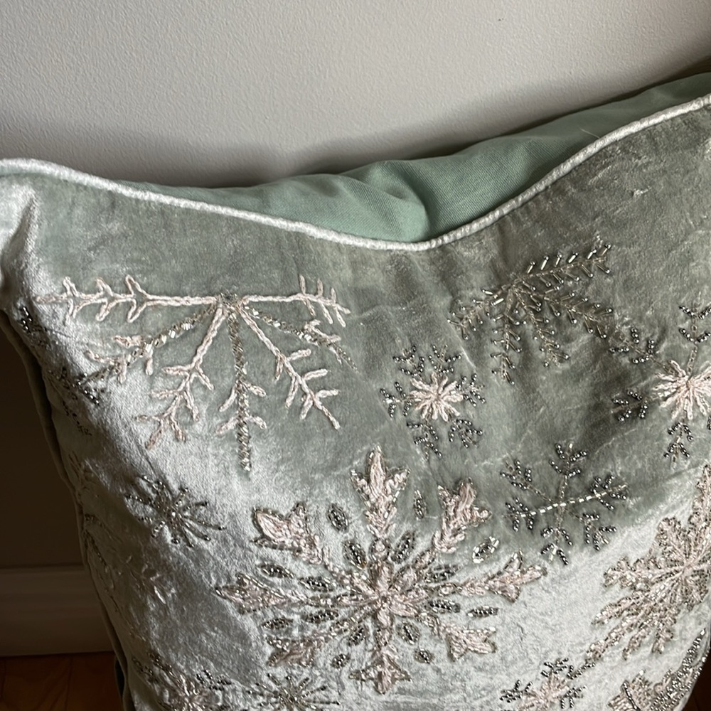 ❄️Sparkling Snowflake ❄️ Gorgeous, soft & plump sparkling ✨ pillow! NWT! - Picture 8 of 16